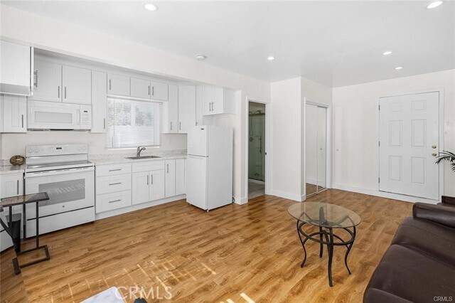 Foto del edificio - 8829 Sylmar Ave