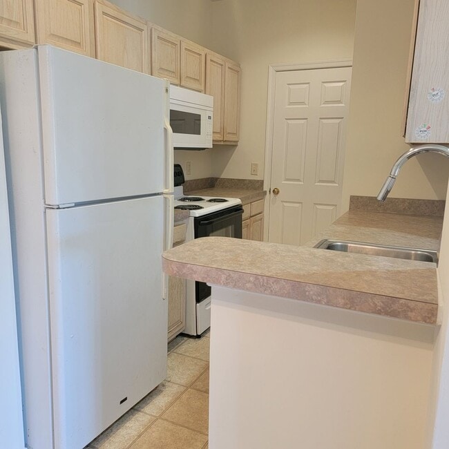 Building Photo - Year Round rental with community pool and close to area beaches and shopping!