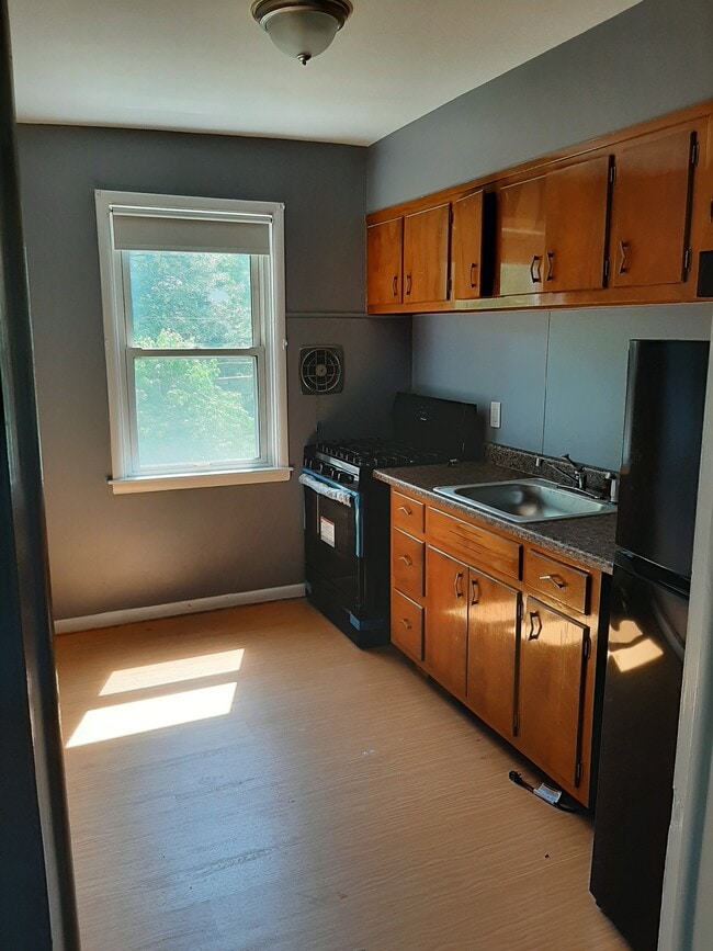 Building Photo - 4611 Parkwood Ave