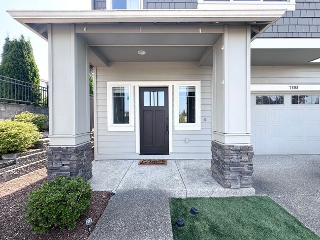 Building Photo - Stunning Modern 5 Bed 3 Bath Home in North...