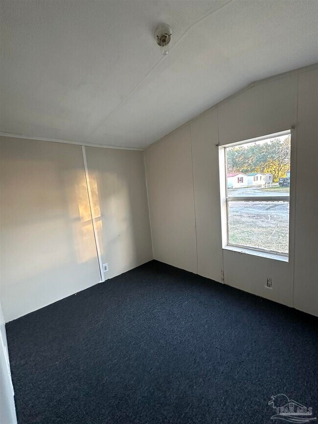 Foto del edificio - 5675 Saufley Field Rd