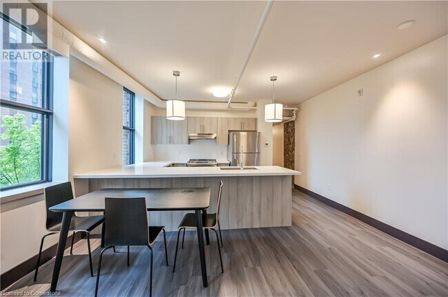 Photo du bâtiment - 121 King St E