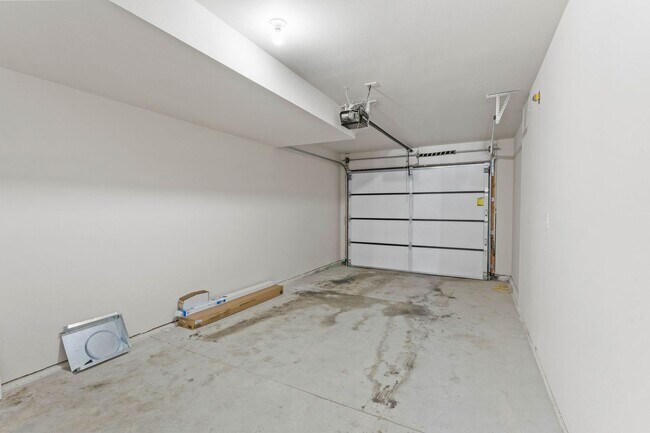 Foto del edificio - 2-bedroom townhomes, a modern take on apar...