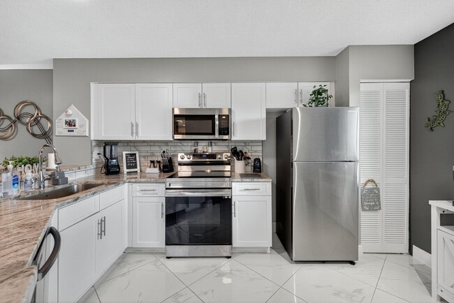 Foto del edificio - 2334 S Cypress Bend Dr