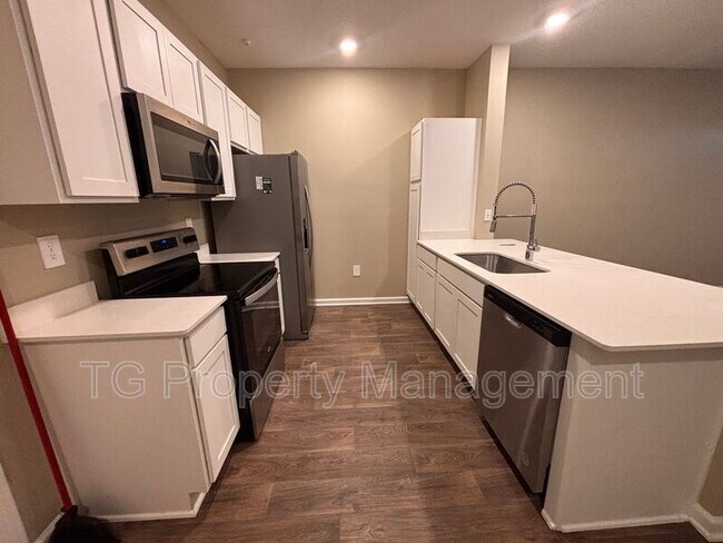 Building Photo - 903 Rivertree Pl