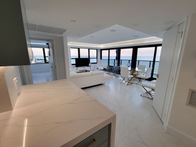 Building Photo - 5225 Collins Ave