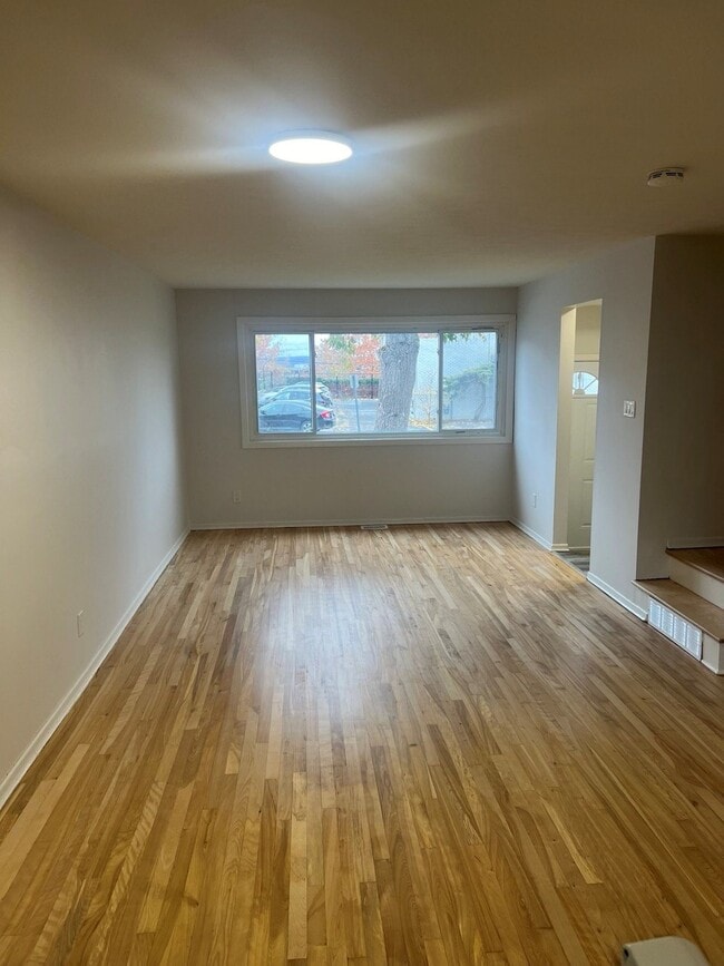 Building Photo - 1482A Morisset Av