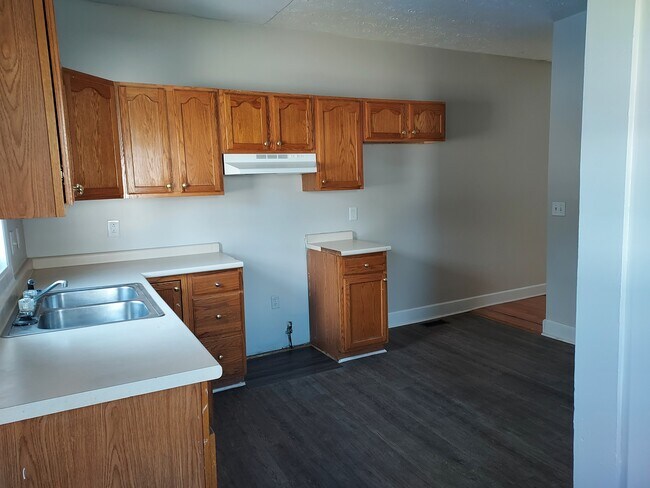 Building Photo - 2307 N Kenwood Ave