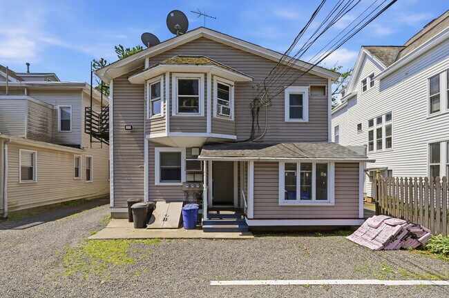 Foto del edificio - 82 Maple Ave