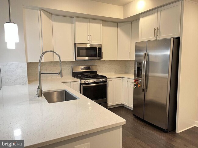 Foto del edificio - Welcome to this beautifully refreshed residence in the heart of Herndon, where comfort meets effo...