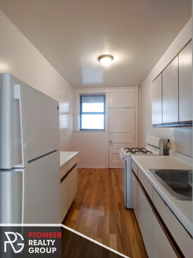 Building Photo - 812 W Waveland Ave