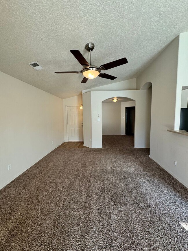 Building Photo - Cute 2 bed 2 bath home with office!