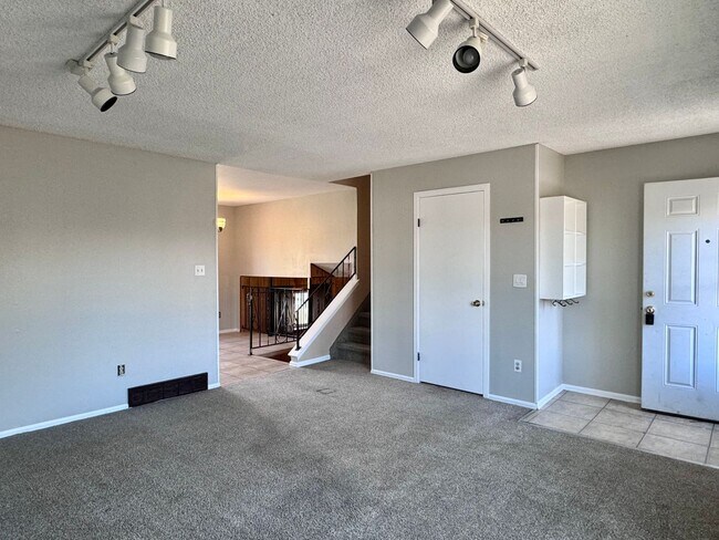 Building Photo - Spacious Tri-Level 4 Bedroom/2 Bathroom Ho...