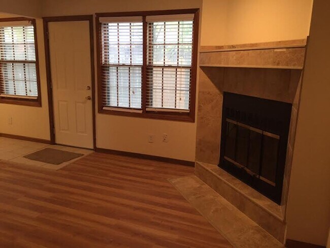 Foto del edificio - 3 x1.5 home off Lawrence Ave!