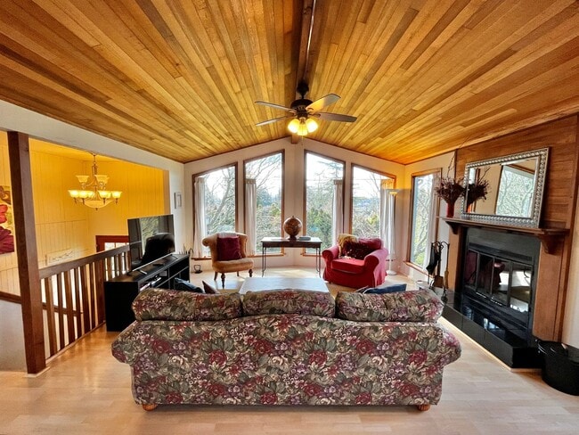 Building Photo - Fully Furnished Bainbridge Unit on Wing Po...