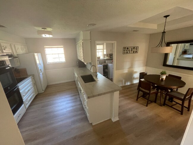 Building Photo - 1111 Lopo Cir