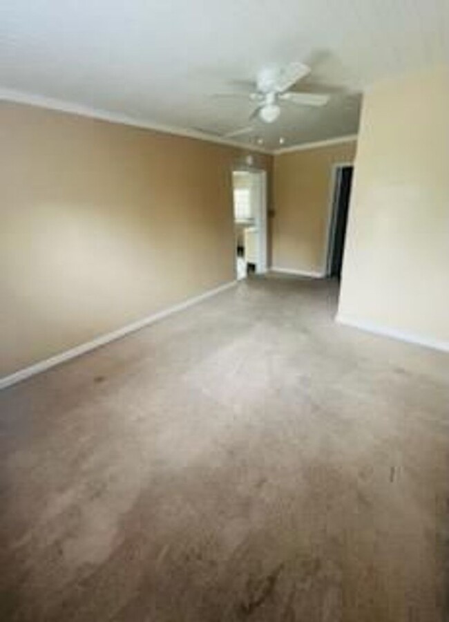 Building Photo - Cute downtown Carrboro house zoned for McD...