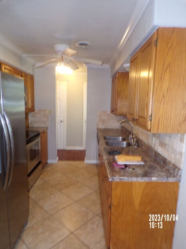 Building Photo - Country Club West. $250.00 off 1st full mo...