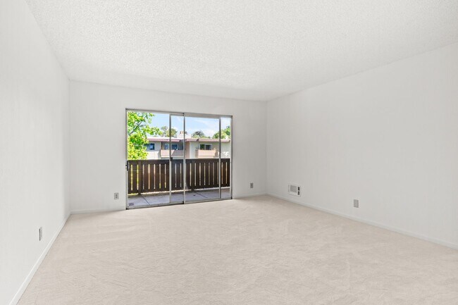 Foto del edificio - Modern 2-Bedroom Condo with Pool and Koi Pond Views