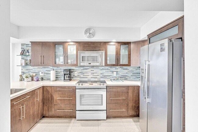 Building Photo - 525 N Ocean Blvd