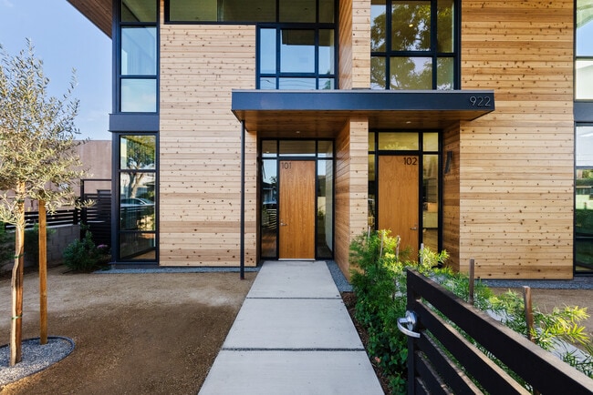 Building Photo - 922 W Clark Ave