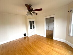 Building Photo - 5 Day St