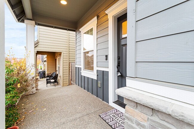 Building Photo - Excellent Condition Three Bedroom + Office, Fenced Backyard, Central AC