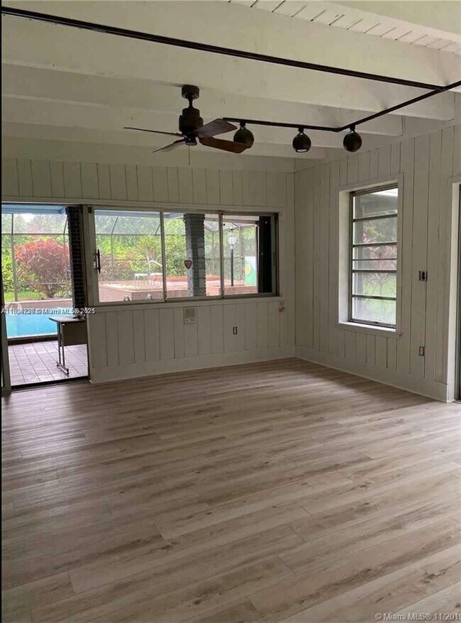 Foto del edificio - 7440 SW 70th Ter