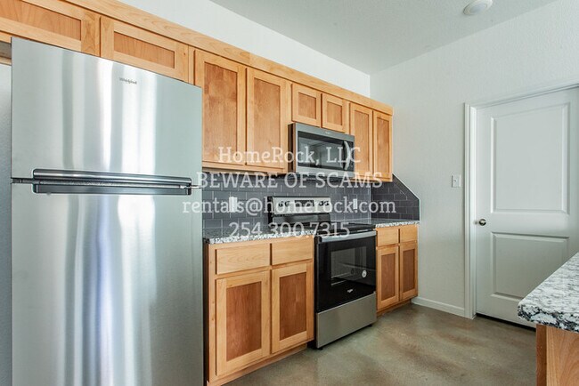 Building Photo - 3 Bedroom 2 Bath Available NOW