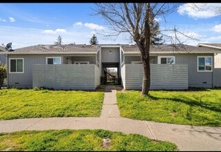Building Photo - 2571 Kenton Ct