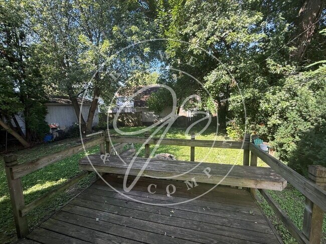 Foto del edificio - "Charming 3 bedroom home with hardwood floors close to University of Toledo.