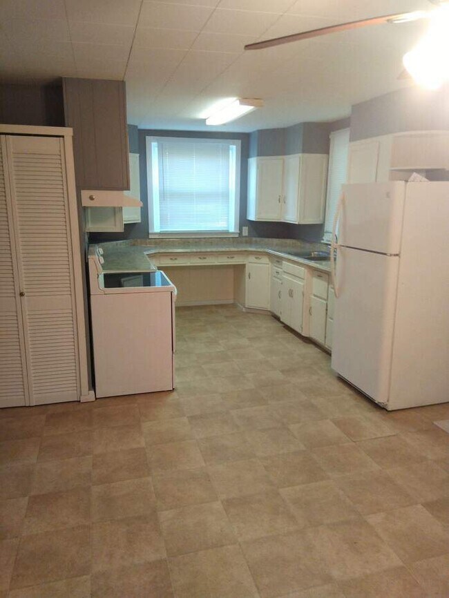 Building Photo - AVAILABLE NOW! - 2302 - 2306 Dime Road, Fo...