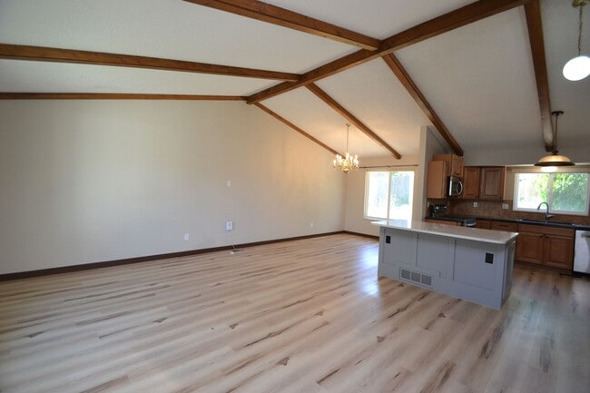 Building Photo - Westside 4 Bedroom with AC!