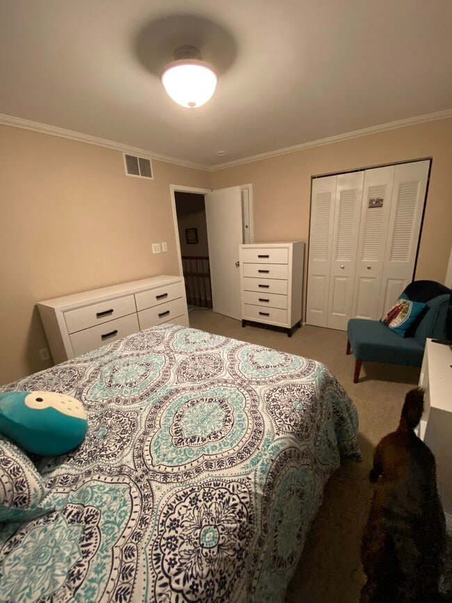 Master bedroom - 6264 Ducketts Ln