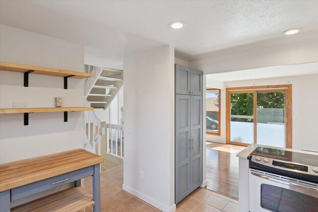 Beautiful & Large 4-Bd 2.5-Ba, in Boulders... - Beautiful & Large 4-Bd 2.5-Ba, in Boulders... Townhome