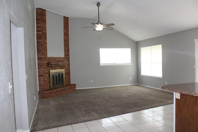 Building Photo - 3 bed 2 bath
