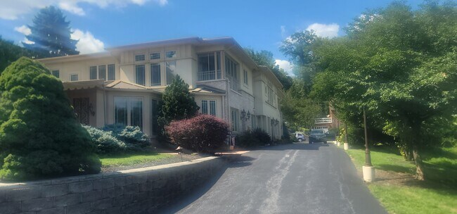 Building Photo - 1040 Walnut St