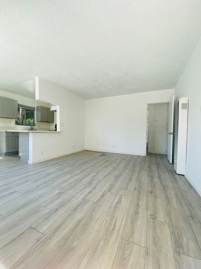 Interior Photo - 1626 Barry Ave