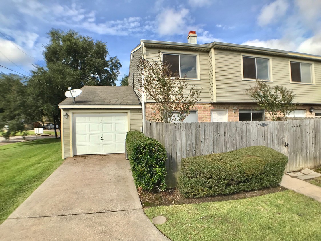 Front with gated patio and 1 car garage - 1226 Park Meadow Dr