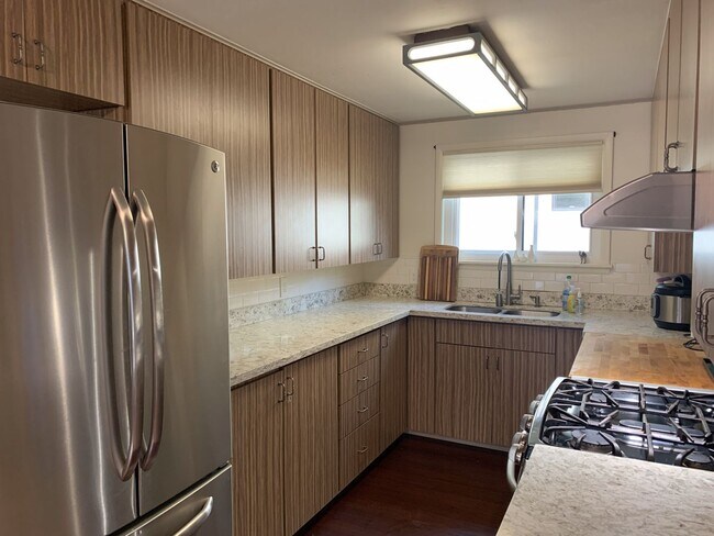 Building Photo - Charming and Convenient Home Rental with M...