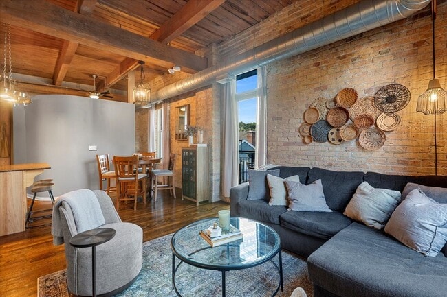 Foto del edificio - 1740 N Maplewood Ave