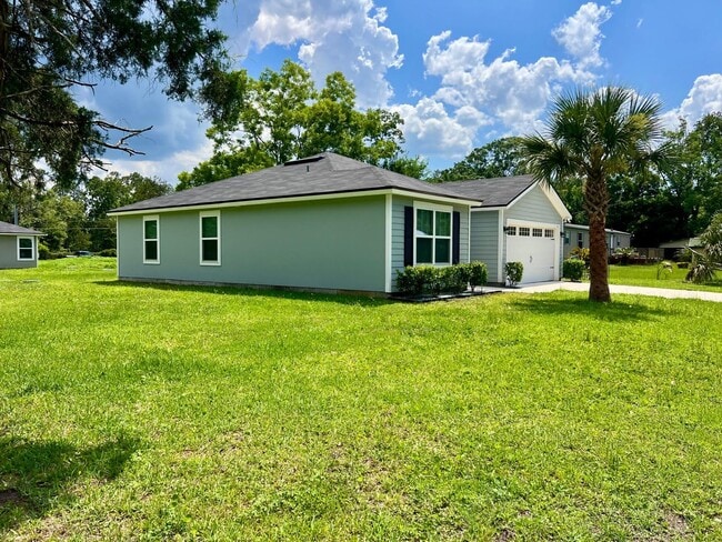 Frontyard - 8514 Peach St