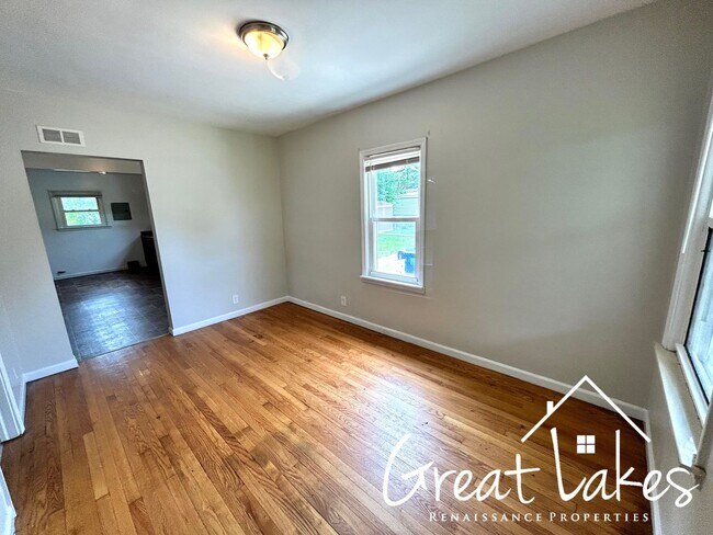 Building Photo - Warm and cozy 2 bedroom/1 bathroom home in...