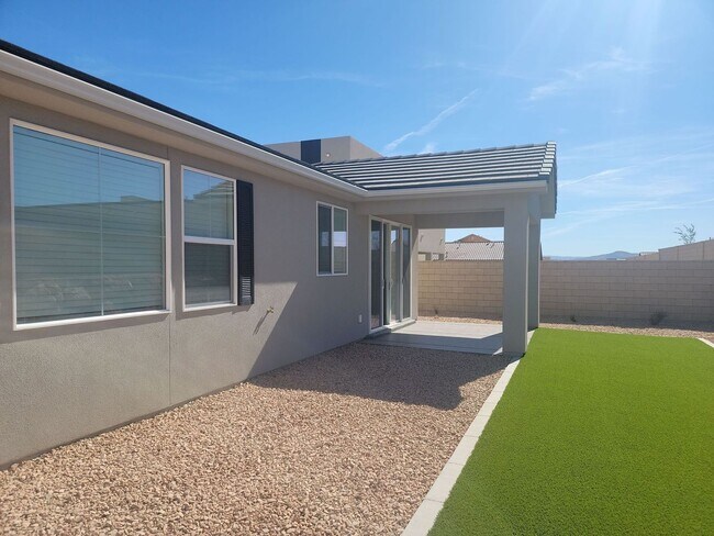 Building Photo - Luxury Living in Desert Color - Stunning 4...