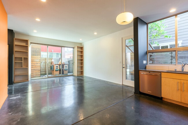 Building Photo - 3315 Wetmore Ave S