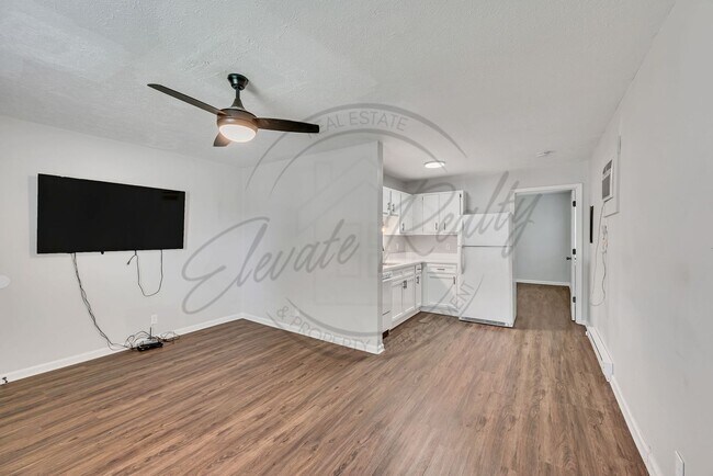 Foto del edificio - Spring Special (1/2 OFF 1st Month Rent): First Floor One Bedroom Updated Apartment with Laundry H...