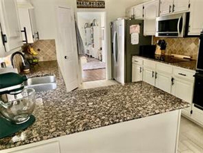 Foto del edificio - Beautifully Updated 3 Bedroom plus Study i...