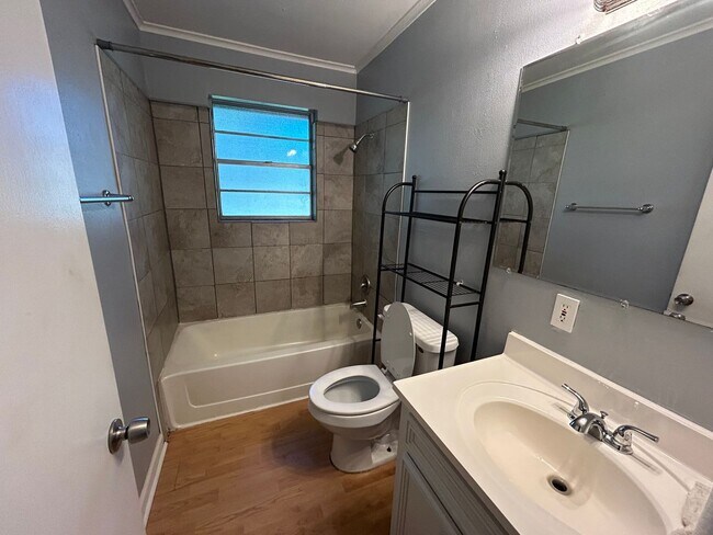 Building Photo - Charming 2-Bedroom, 1-Bath Home with Moder...