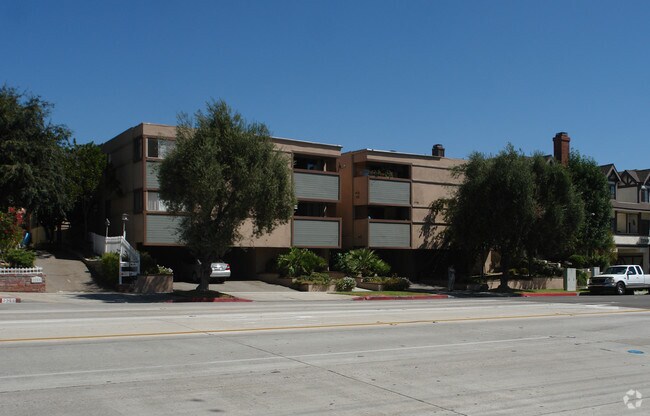 Building Photo - MO - 2255 Montrose Ave.