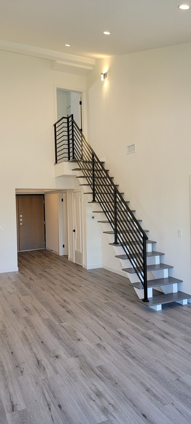 ESCALERA - 723 Westmount Dr